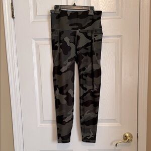 Old Navy, trendy camo print leggings, dark green/black, size M, full length